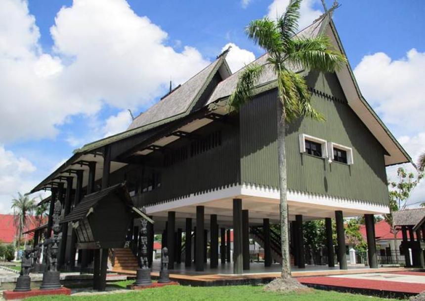 Rumah Dayak: Megahnya Warisan Leluhur dari Hutan Kalimantan